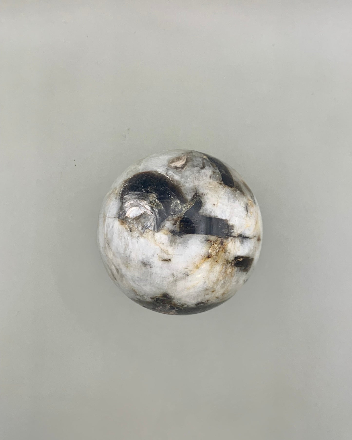 Esfera de lepidolita con cuarzo ahumado