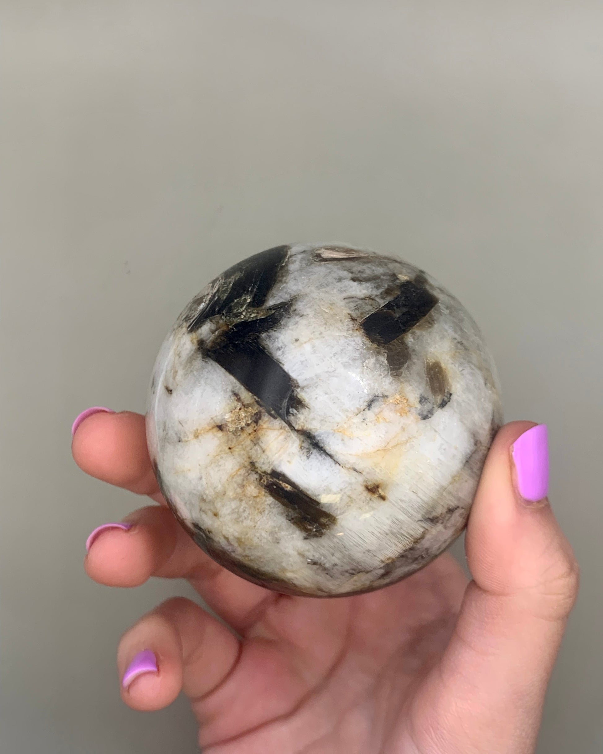 Esfera de lepidolita con cuarzo ahumado
