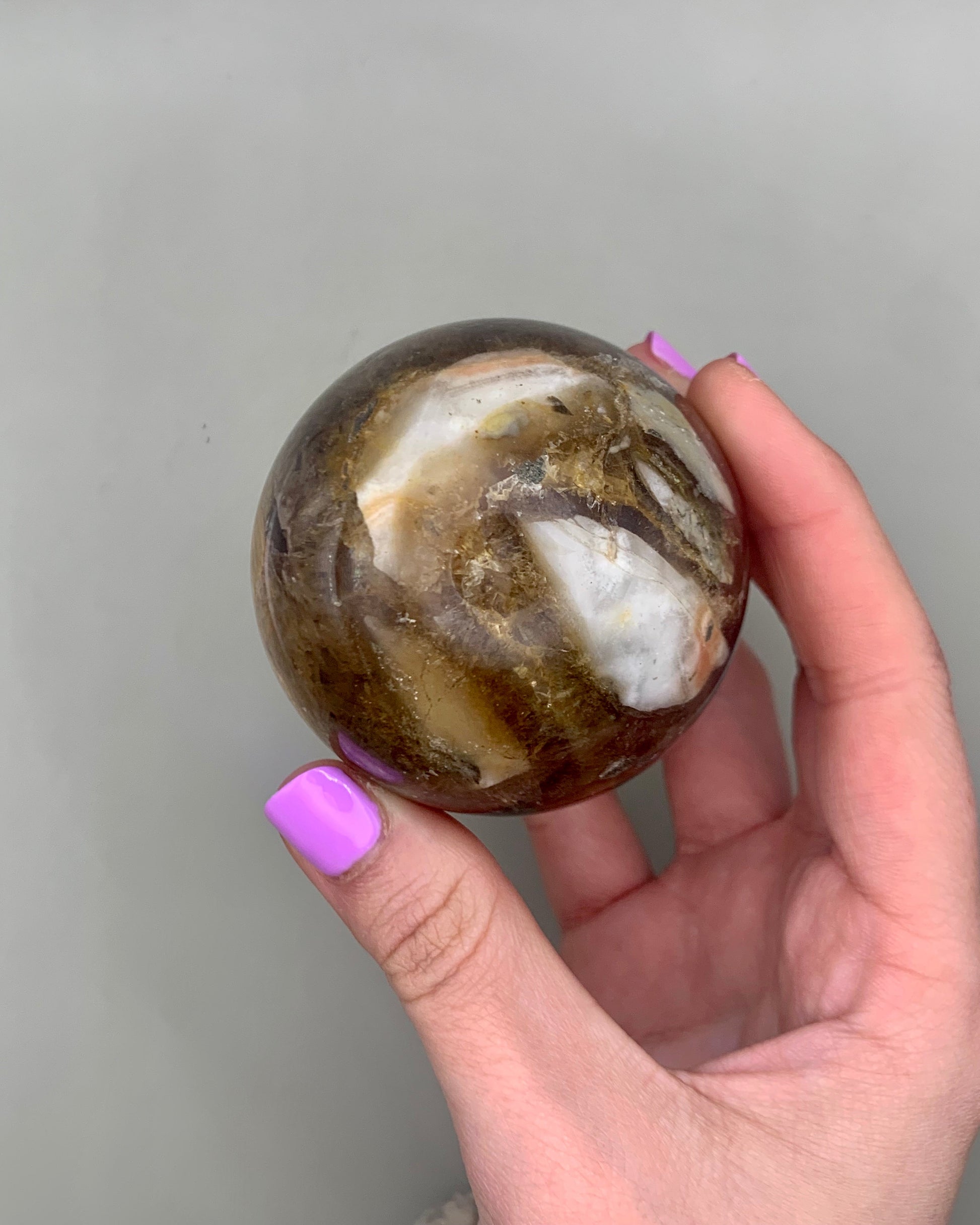 Esfera de lepidolita con cuarzo ahumado