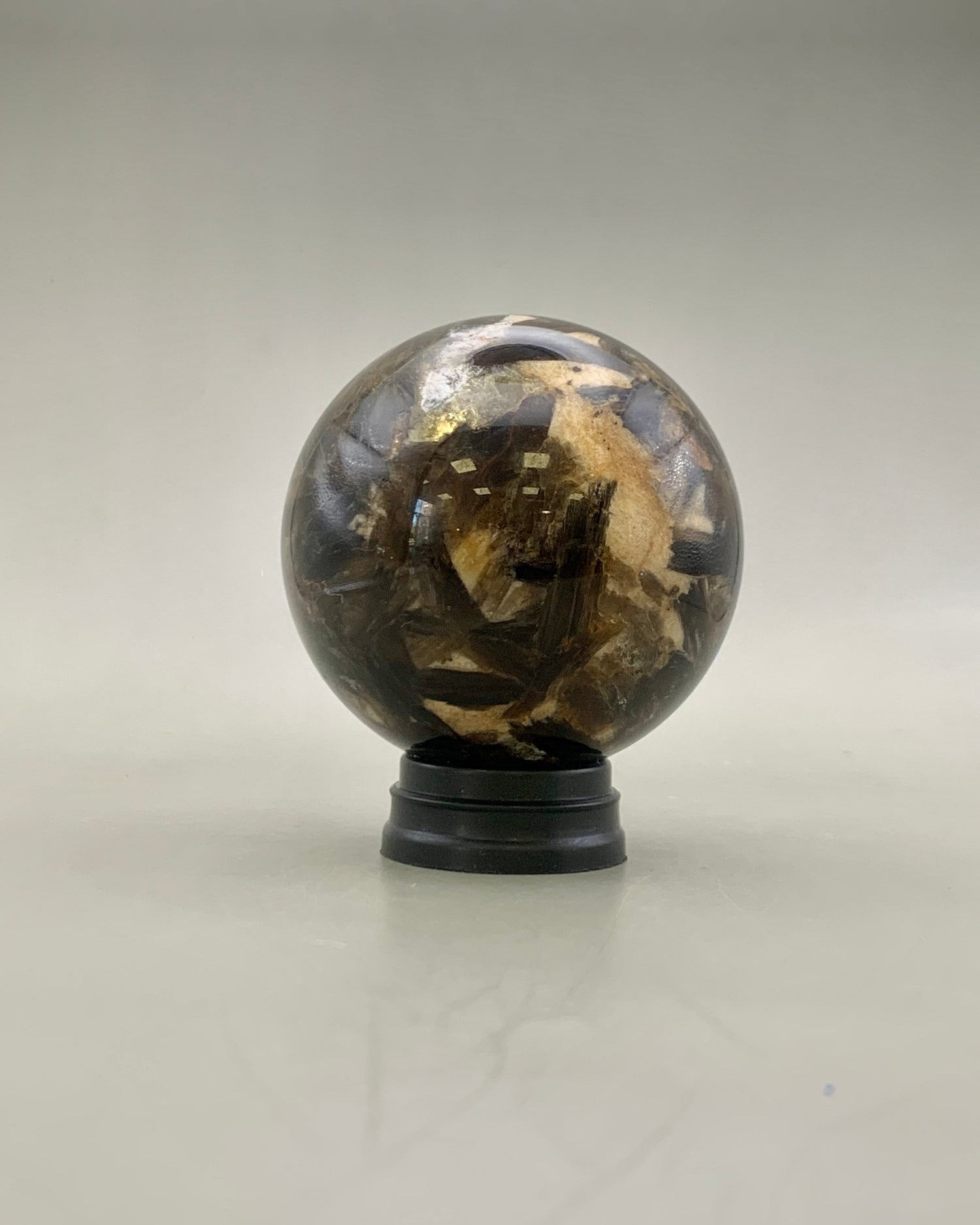 Esfera de lepidolita verde