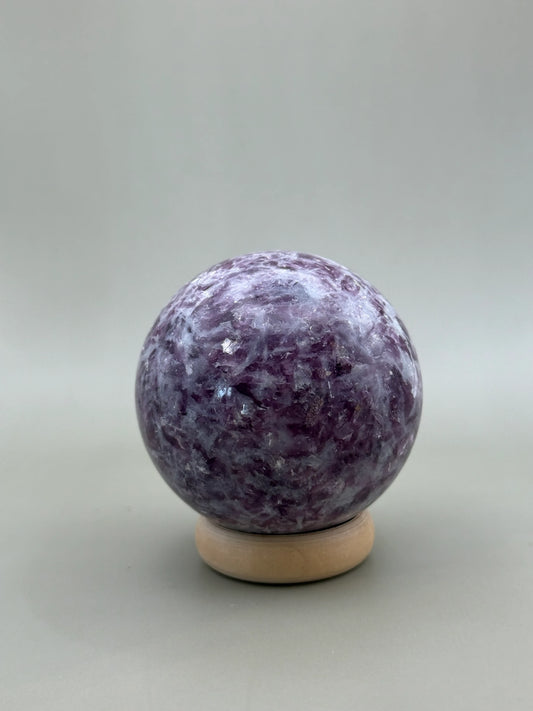 Esfera de mineral de lepidolita