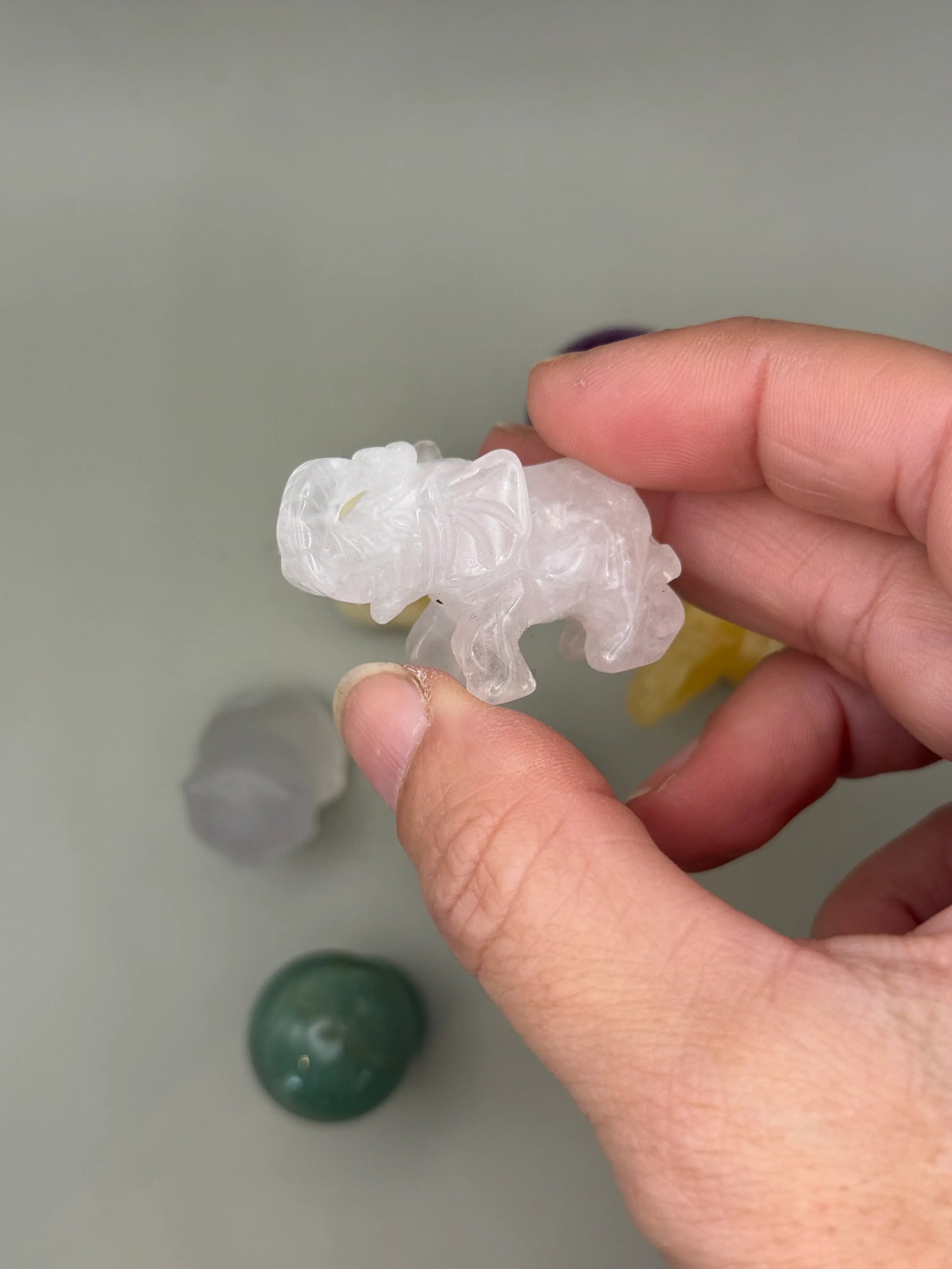 Figuras de mineral talladas