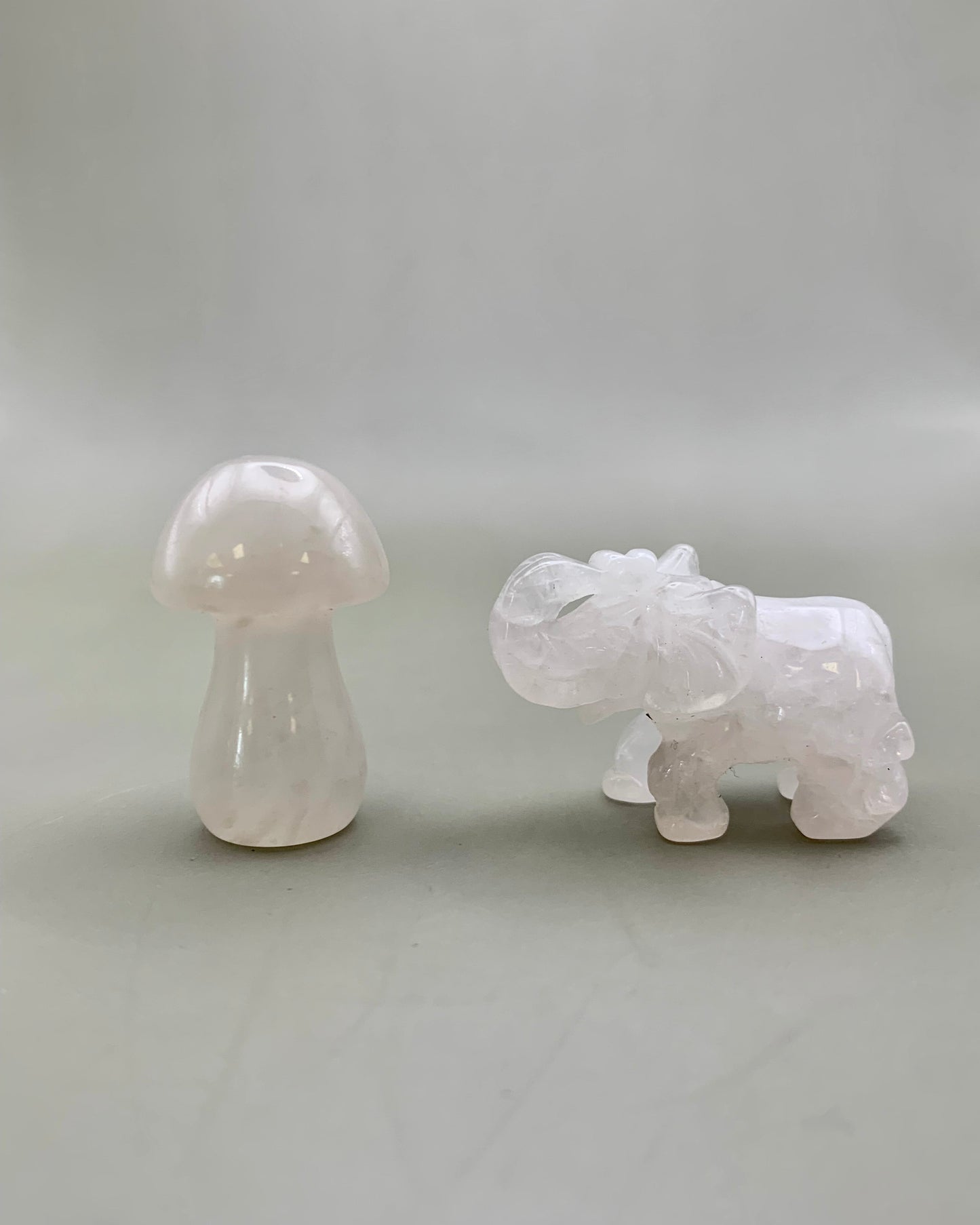 Figuras talladas de cuarzo blanco