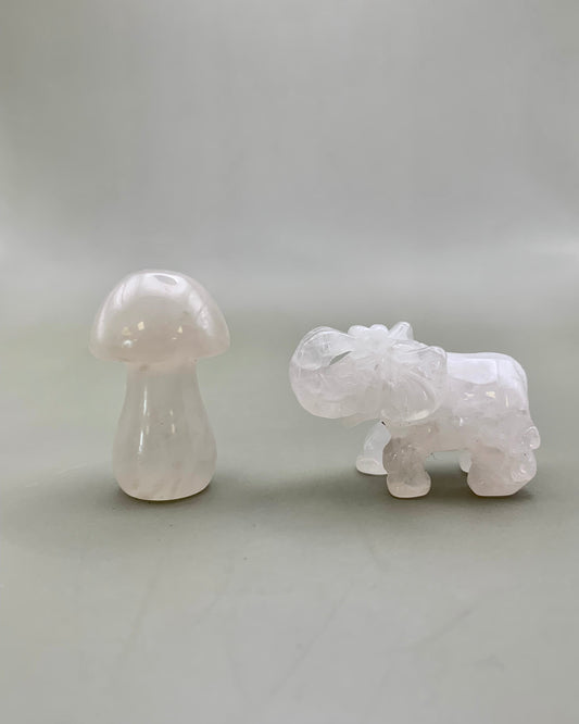 Figuras talladas de cuarzo blanco