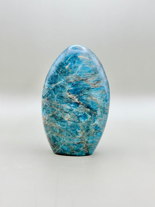 Forma libre de mineral de apatito azul