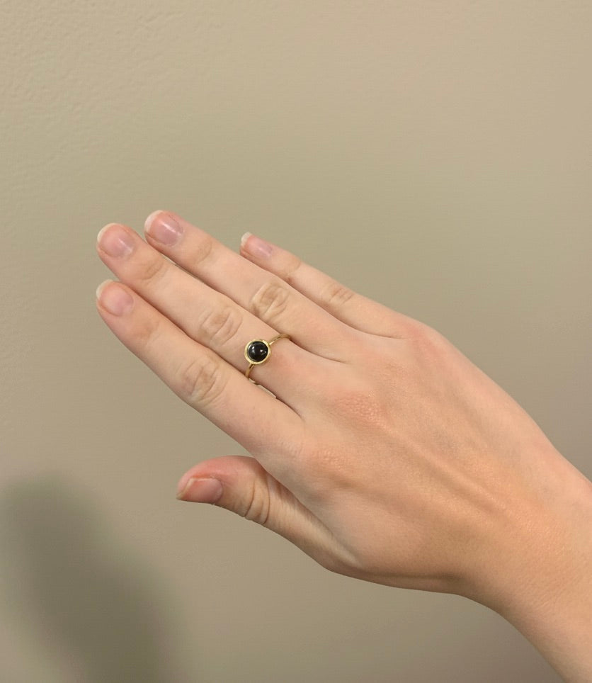 Anillos de diseño fino dorados con minerales