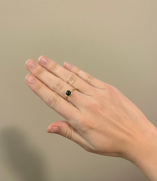 Anillos de diseño fino dorados con minerales