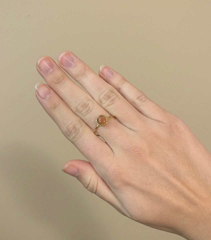 Anillos de diseño fino dorados con minerales