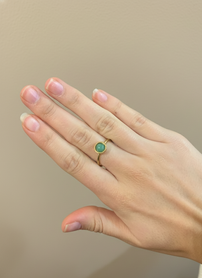 Anillos de diseño fino dorados con minerales