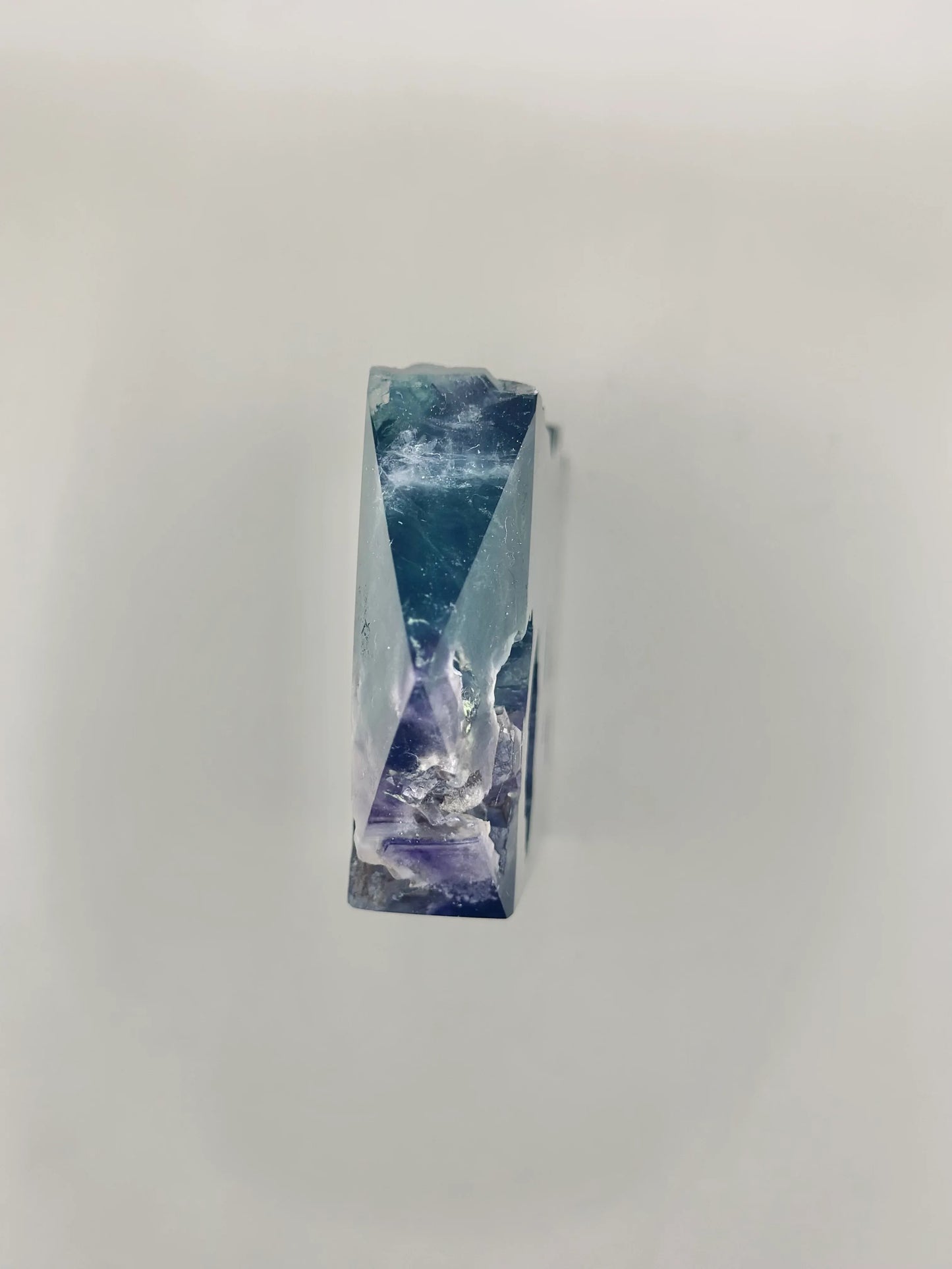 Generador de Fluorita Multicolor semipulida 