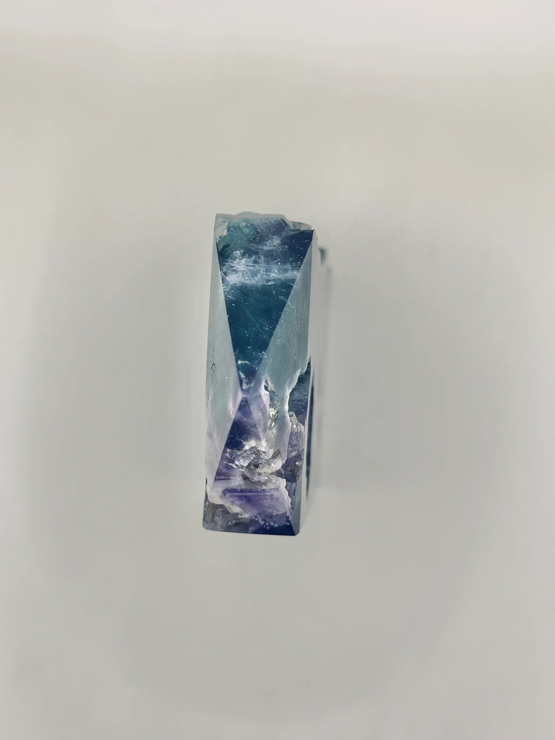 Generador de Fluorita Multicolor semipulida 