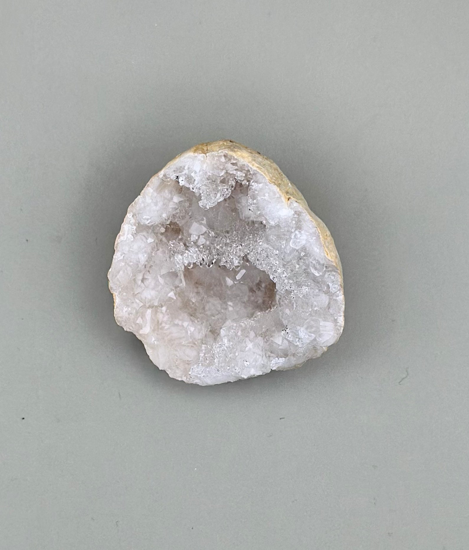 Fragmento de geoda de cuarzo o cristal de roca