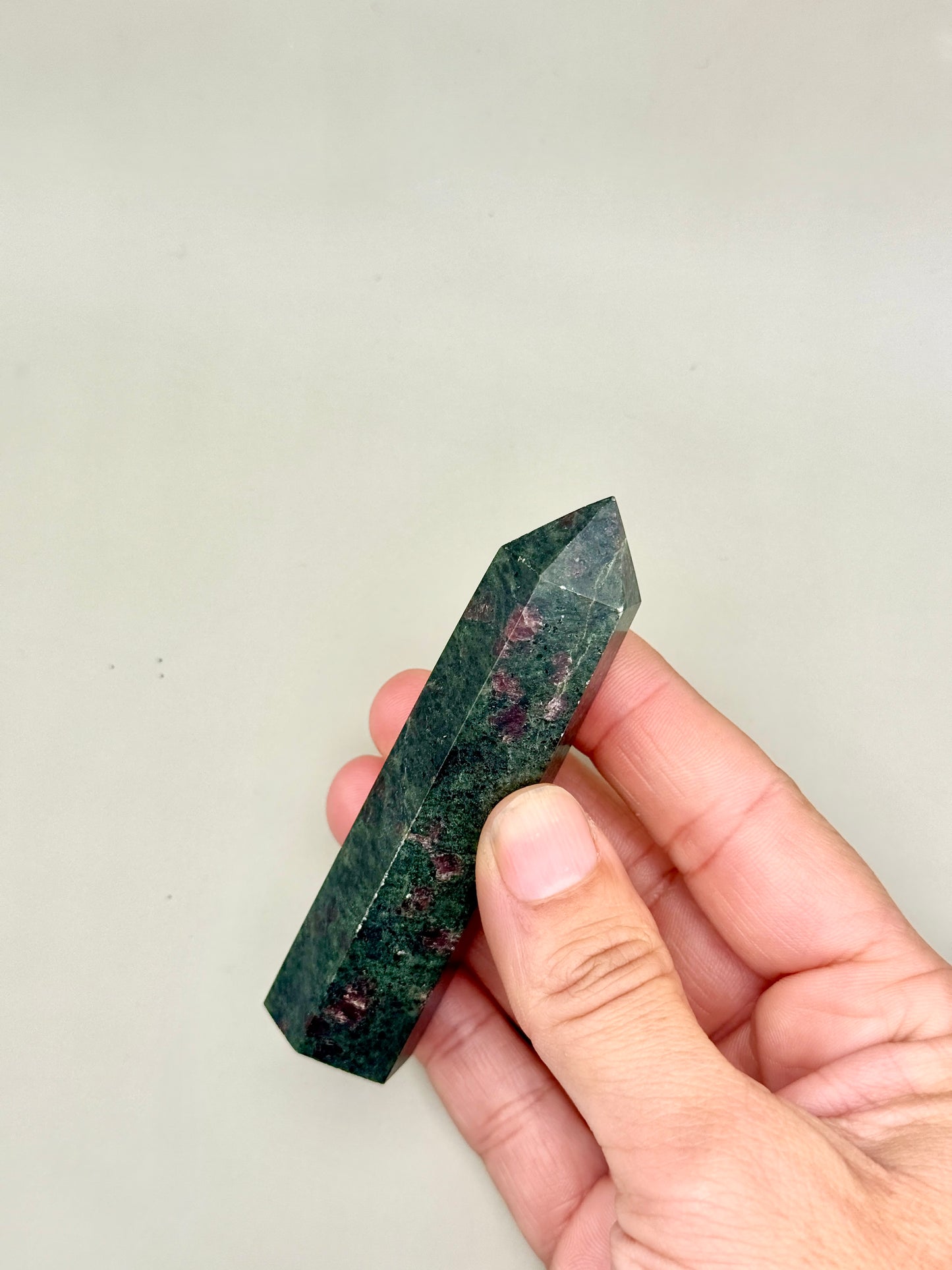 Punta generador de Rubi con Zoisita