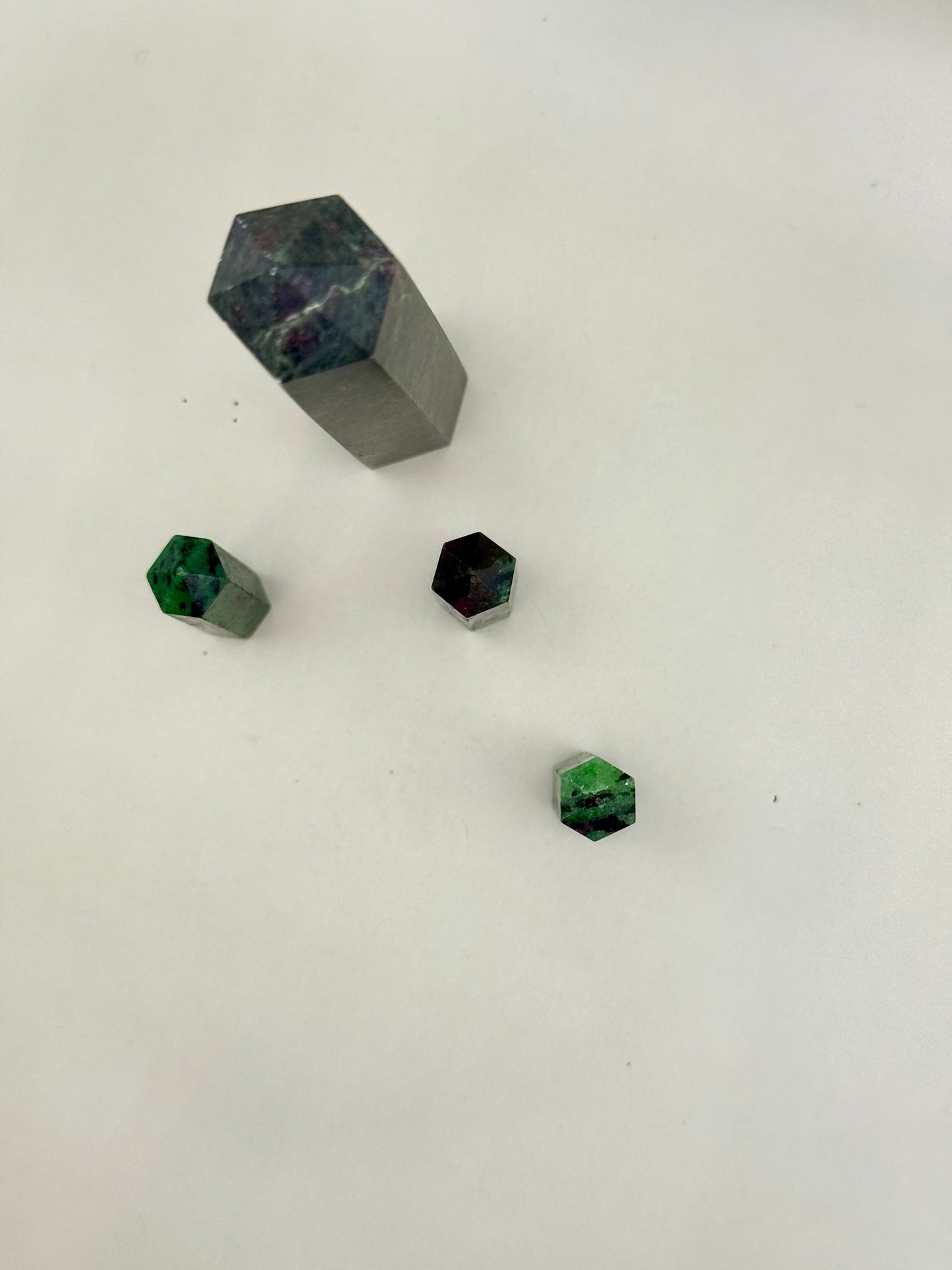 Punta generador de Rubi con Zoisita