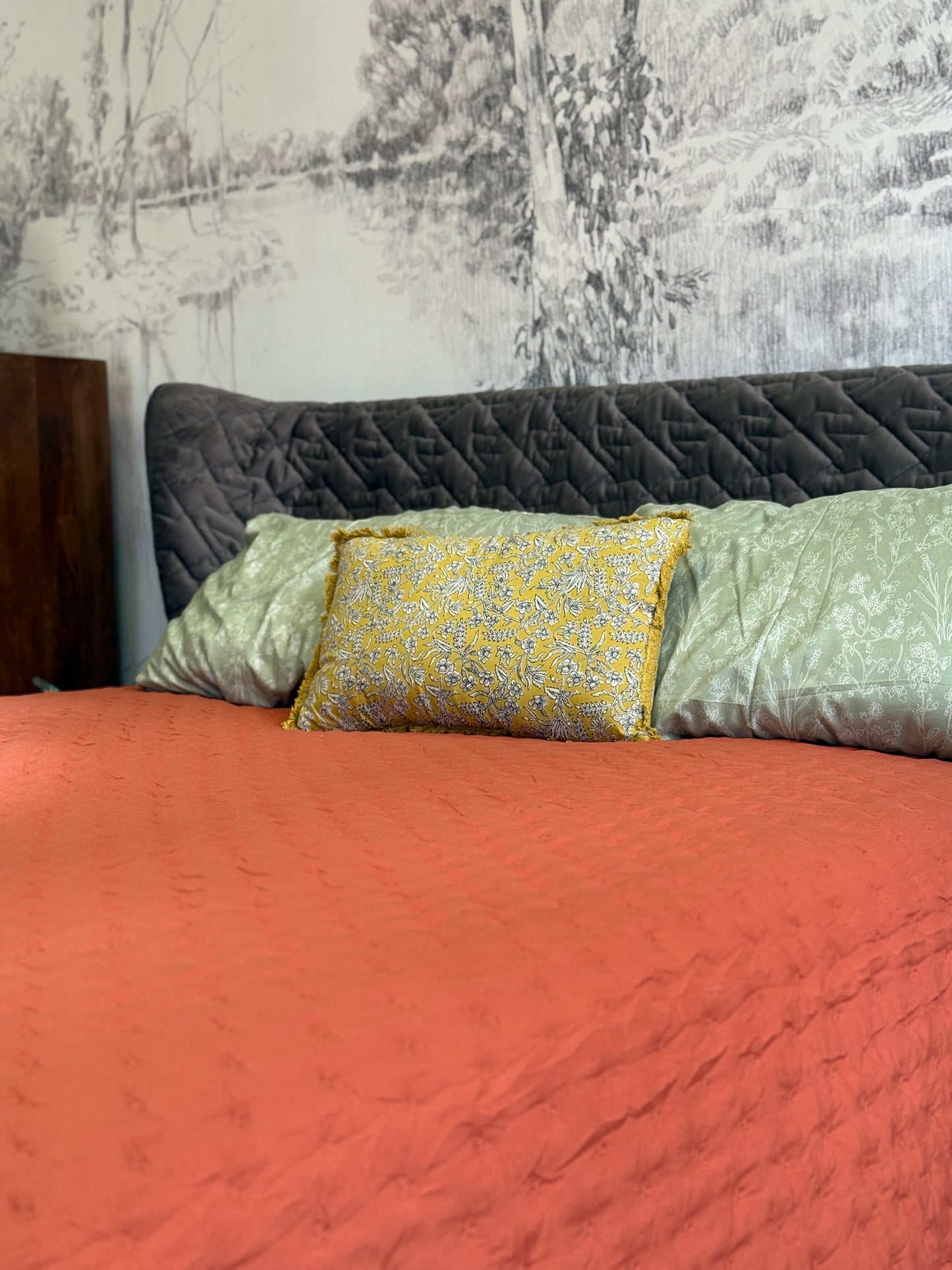 Cojín estampado floral beige-mostaza-negro