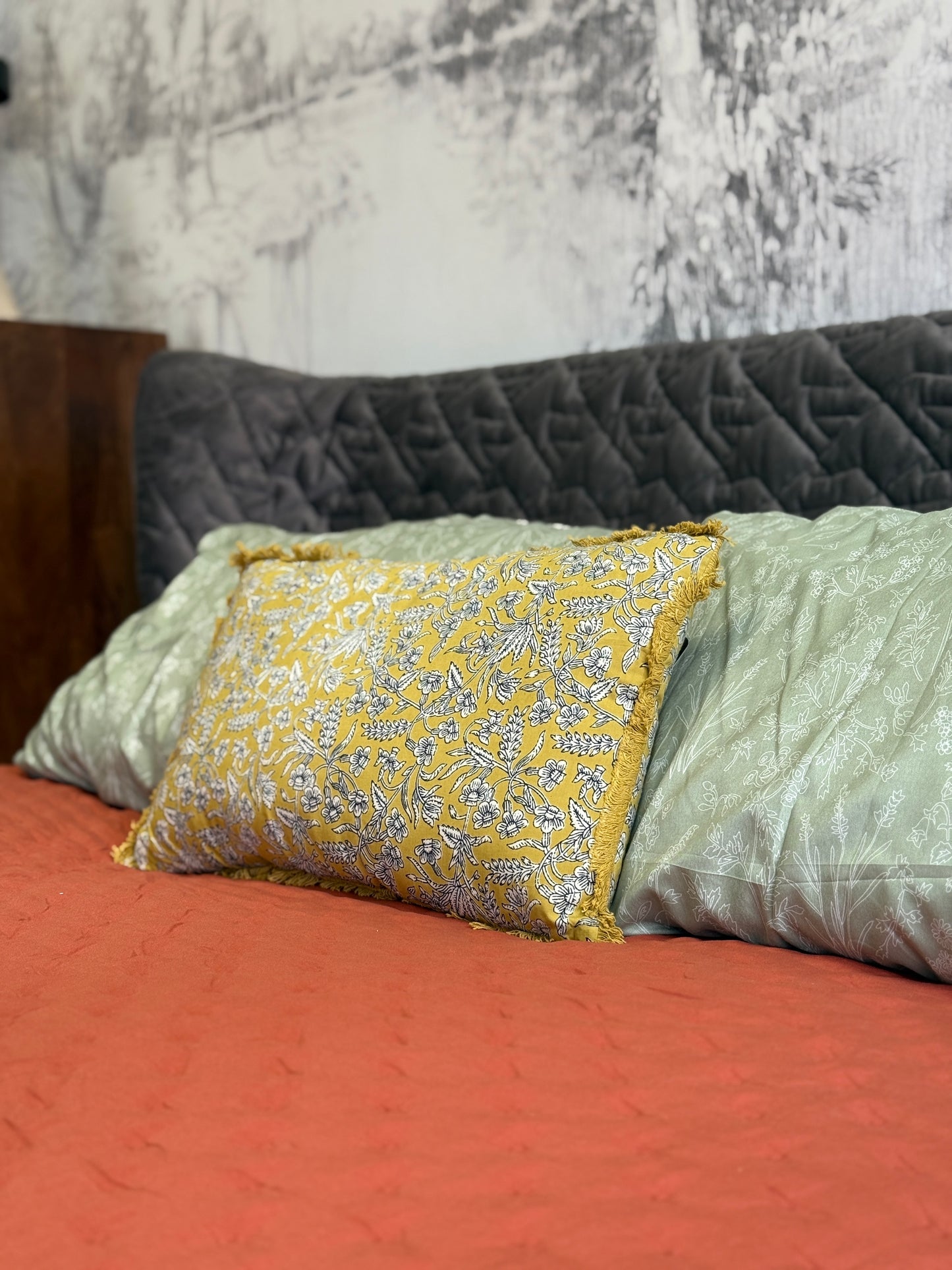 Cojín estampado floral beige-mostaza-negro