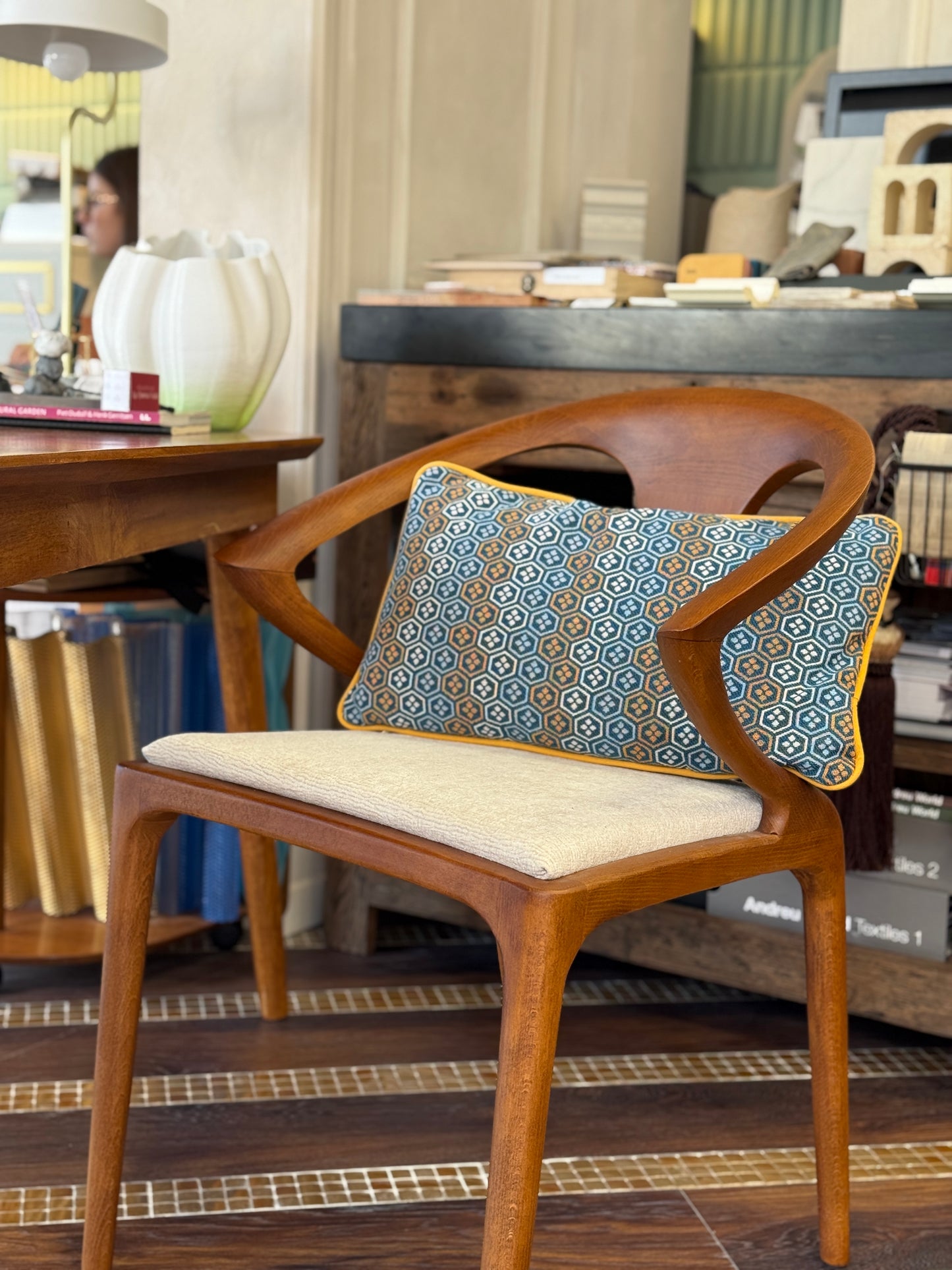 Cojín azul estilo azulejo