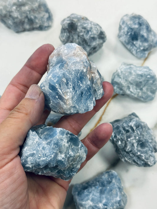 Masivo de mineral de calcita azul