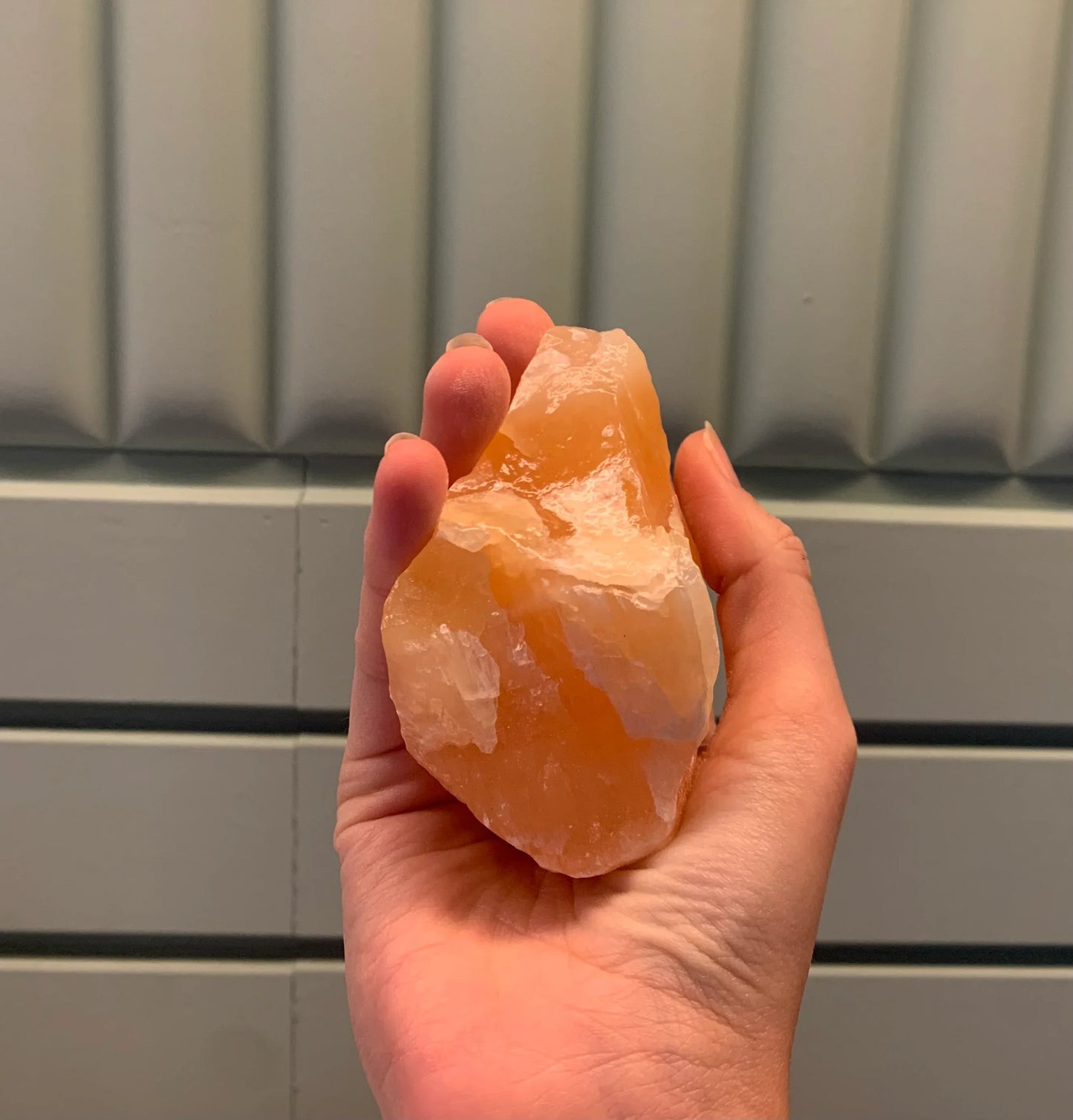 Masivo de mineral de calcita naranja