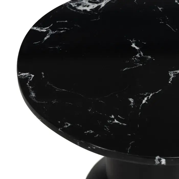 Mesa auxiliar de metal negra con sobre de mármol negro - La Quinta Vidal