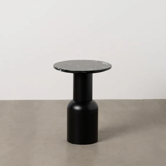 Mesa auxiliar de metal negra con sobre de mármol negro - La Quinta Vidal