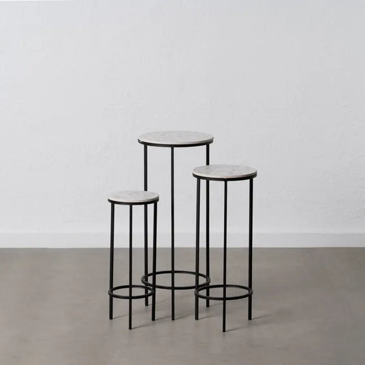 Mesita auxiliar en metal negro con sobre de porcelanico efecto terrazo.