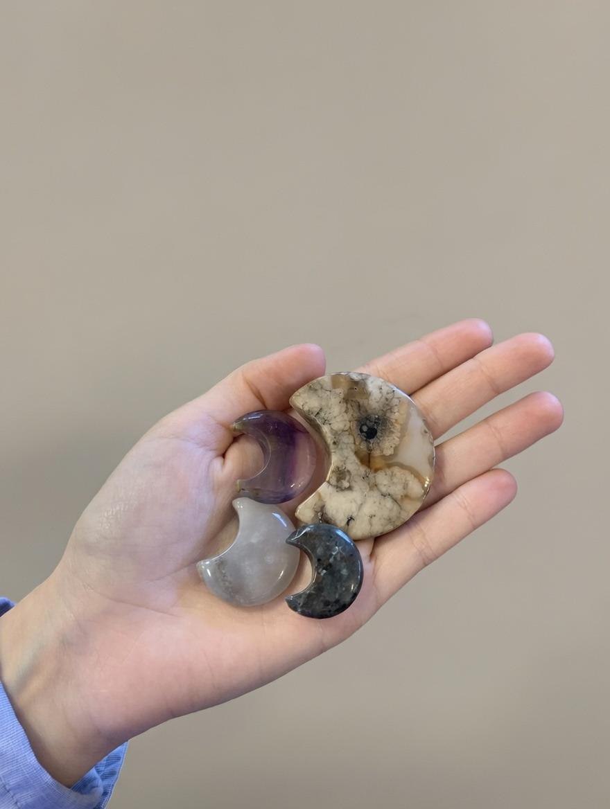 Minerales tallados en forma de luna