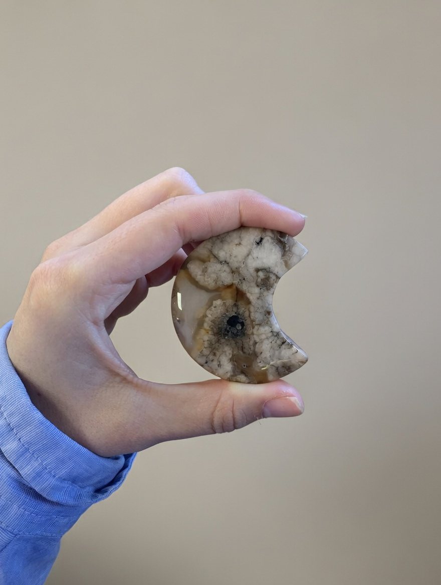 Minerales tallados en forma de luna