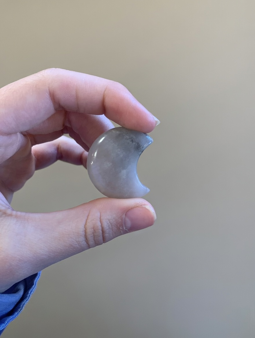 Minerales tallados en forma de luna