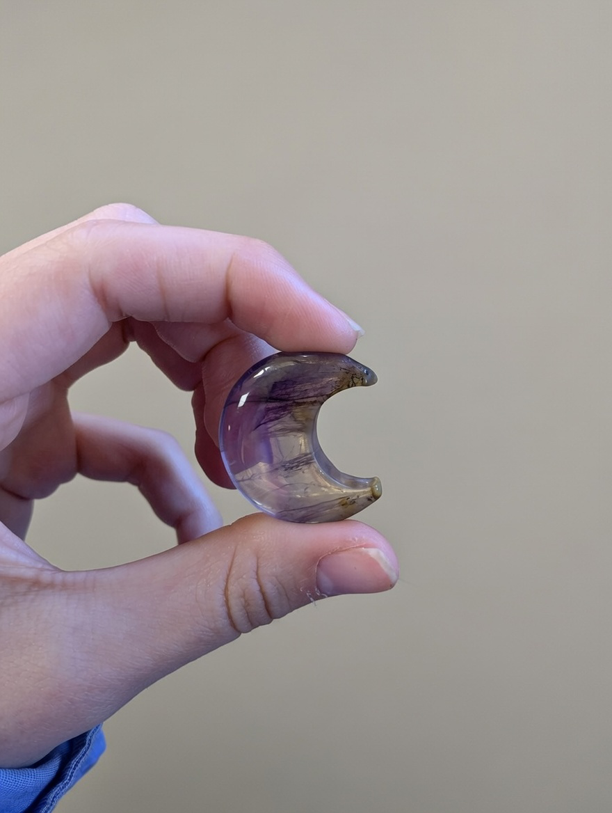 Minerales tallados en forma de luna