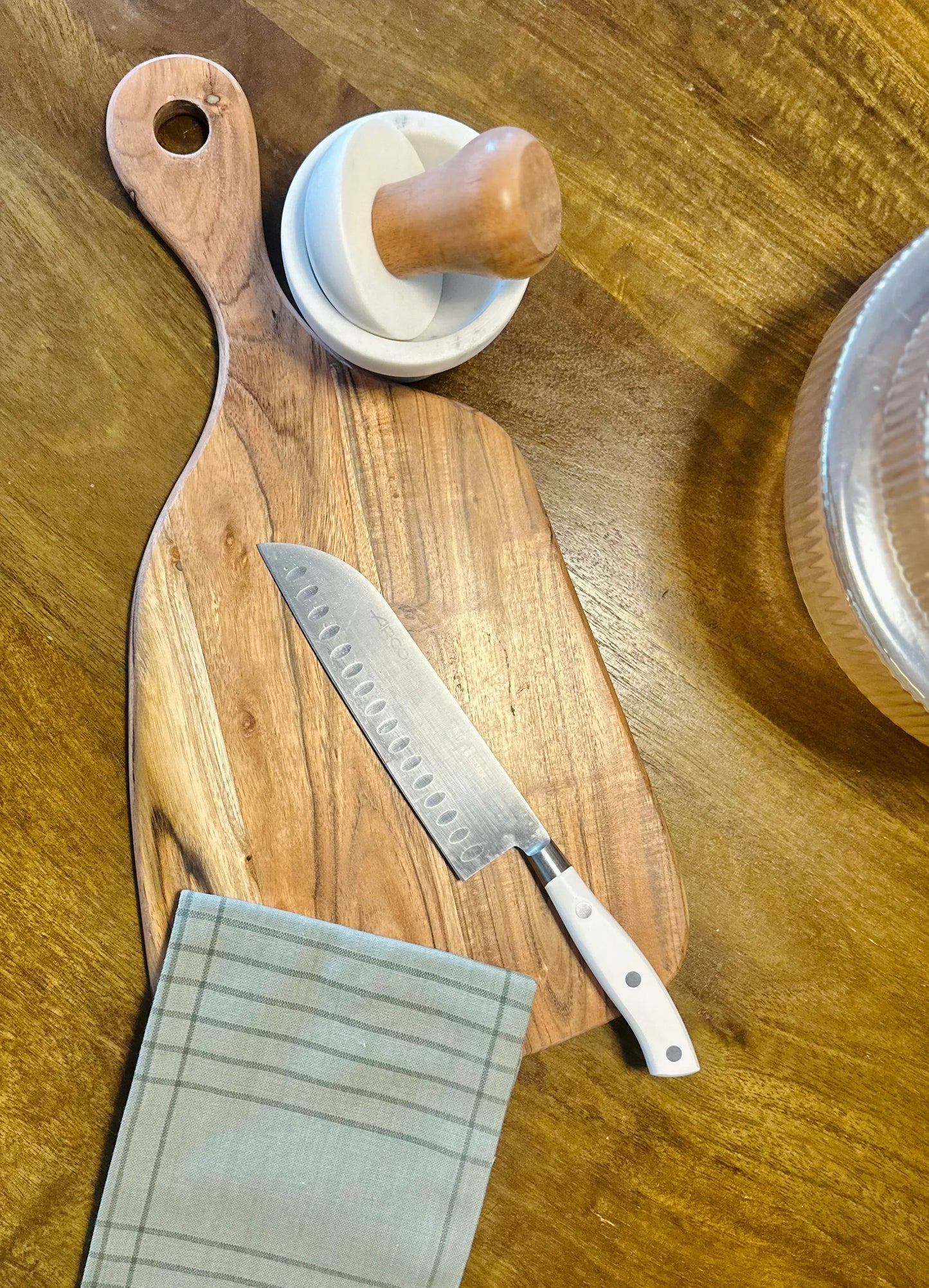 Mortero de marmol blanco Ernfred con mango de marmol y madera - La Quinta Vidal