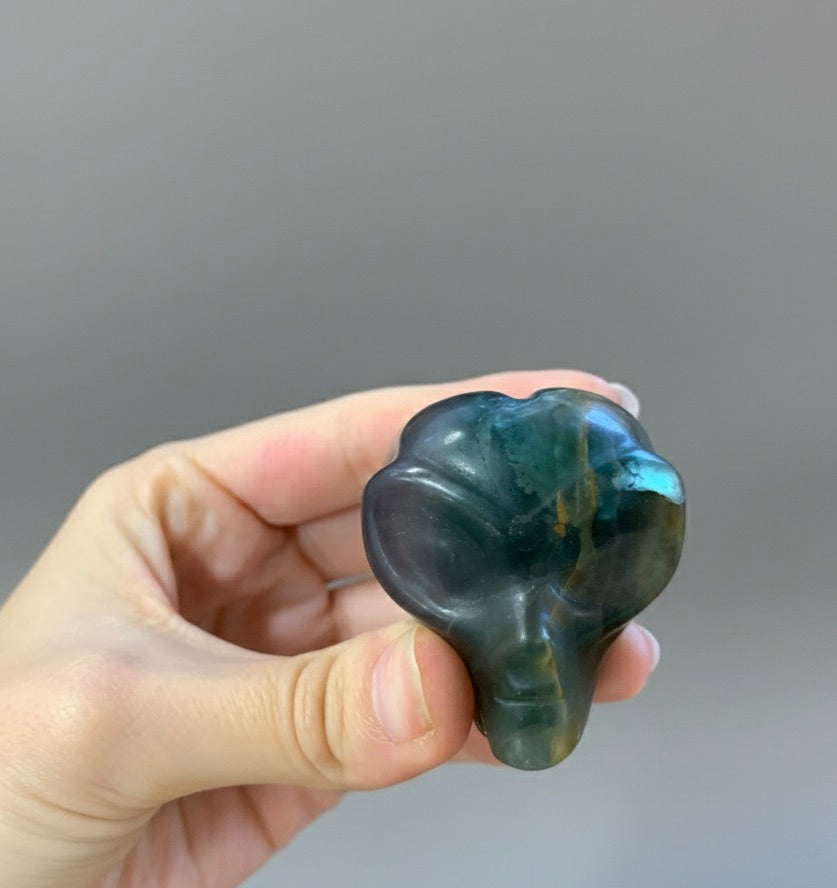 Ovni de mineral de fluorita multicolor