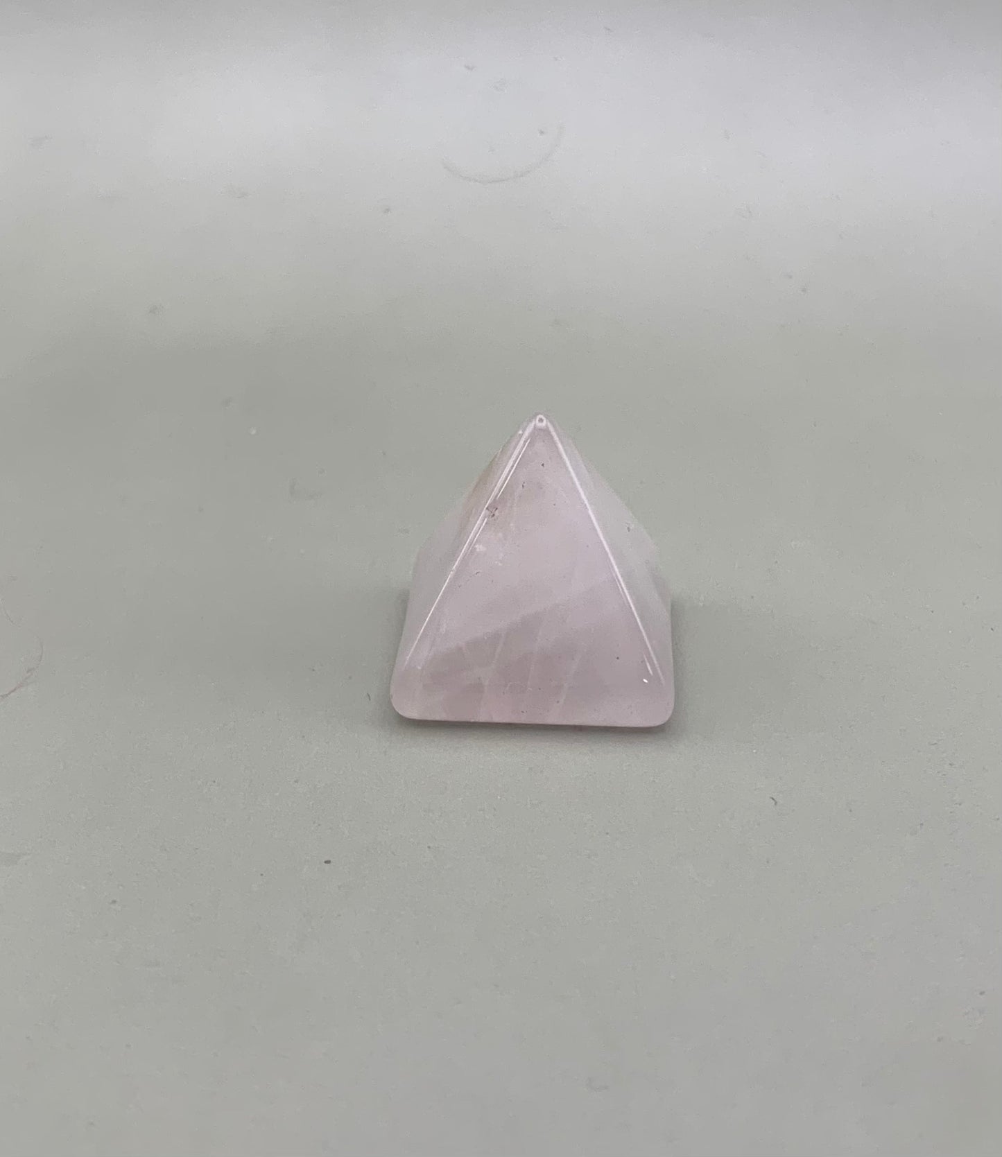 Pirámide de cuarzo rosa