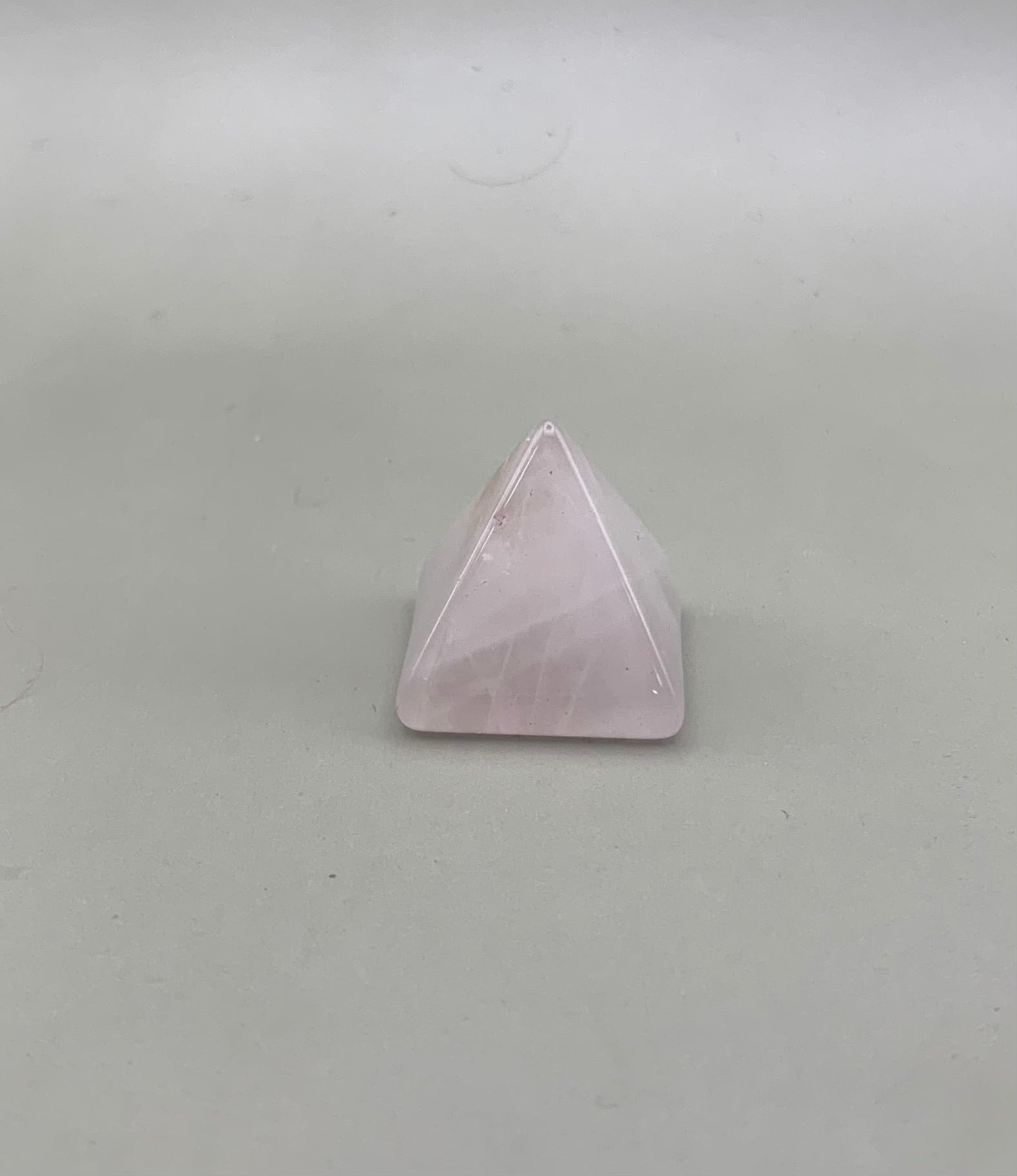 Pirámide de cuarzo rosa