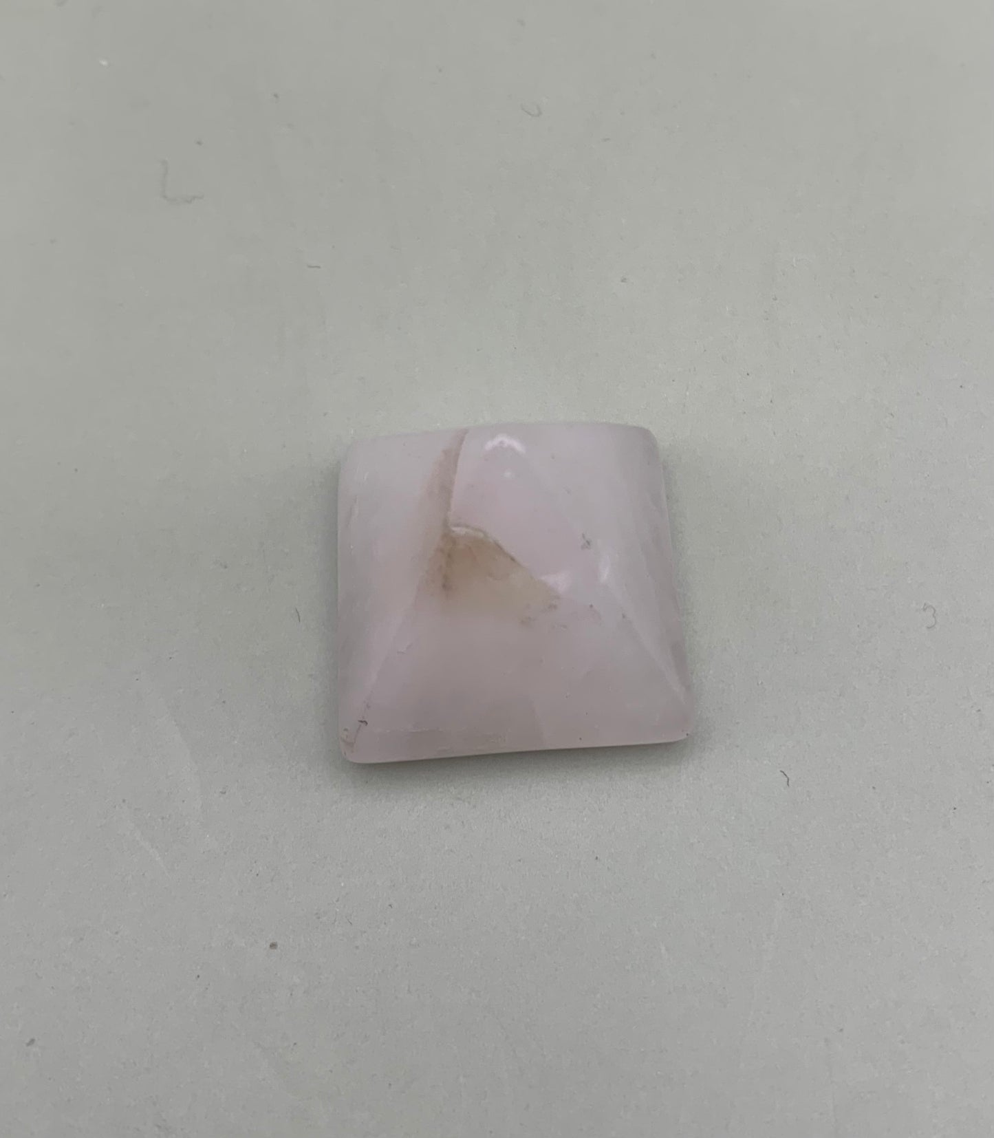 Pirámide de cuarzo rosa