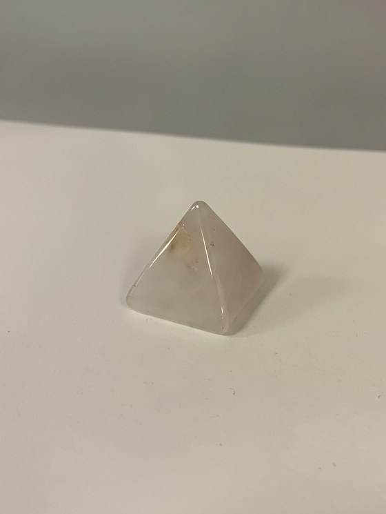 Pirámide de cuarzo rosa