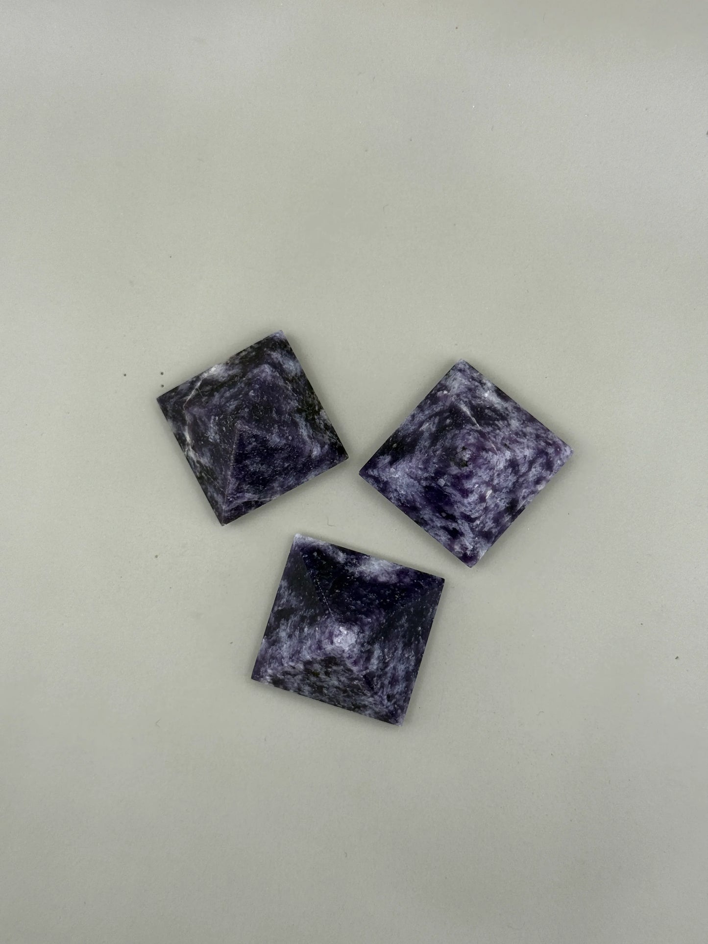 Pirámide de mineral lepidolita