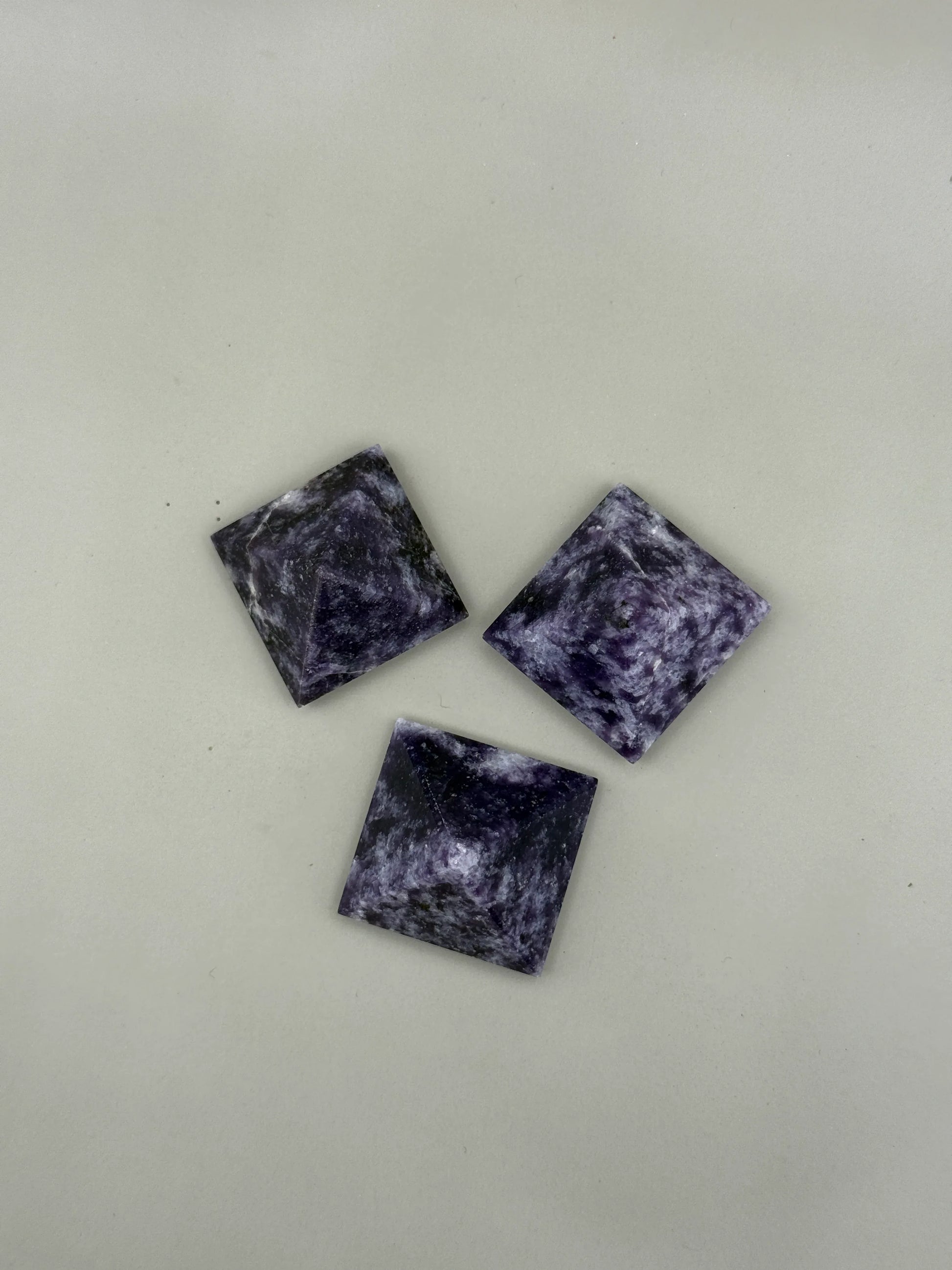 Pirámide de mineral lepidolita