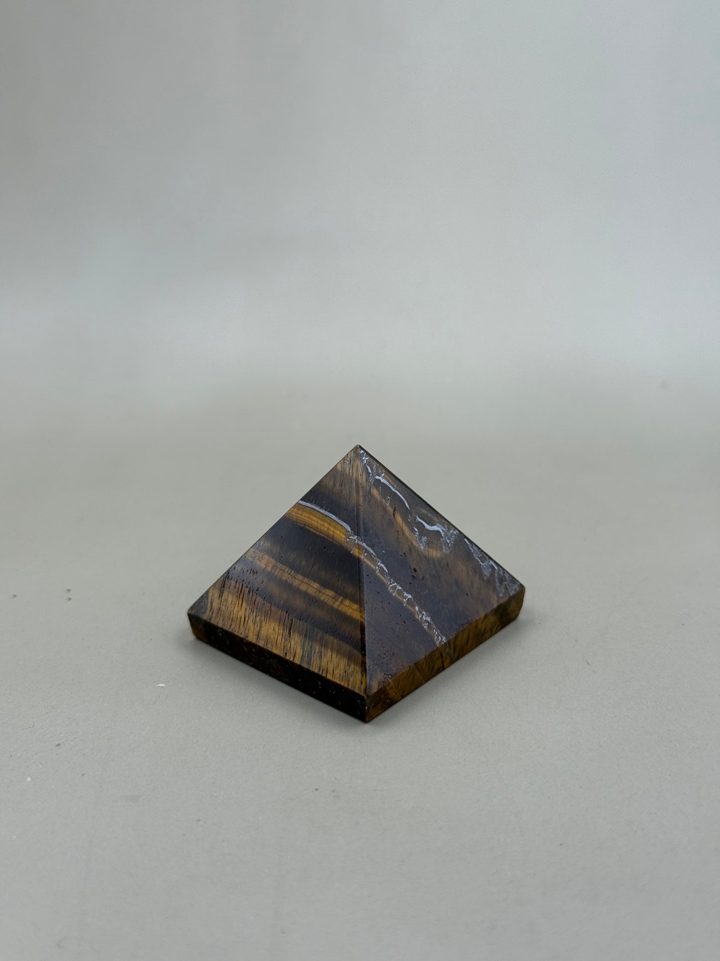 Pirámide de mineral ojo de tigre