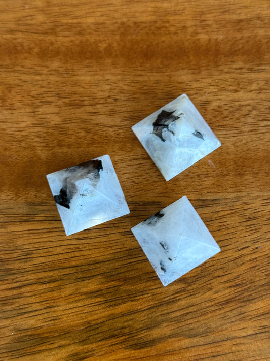 Pirámide de mineral Piedra Luna 