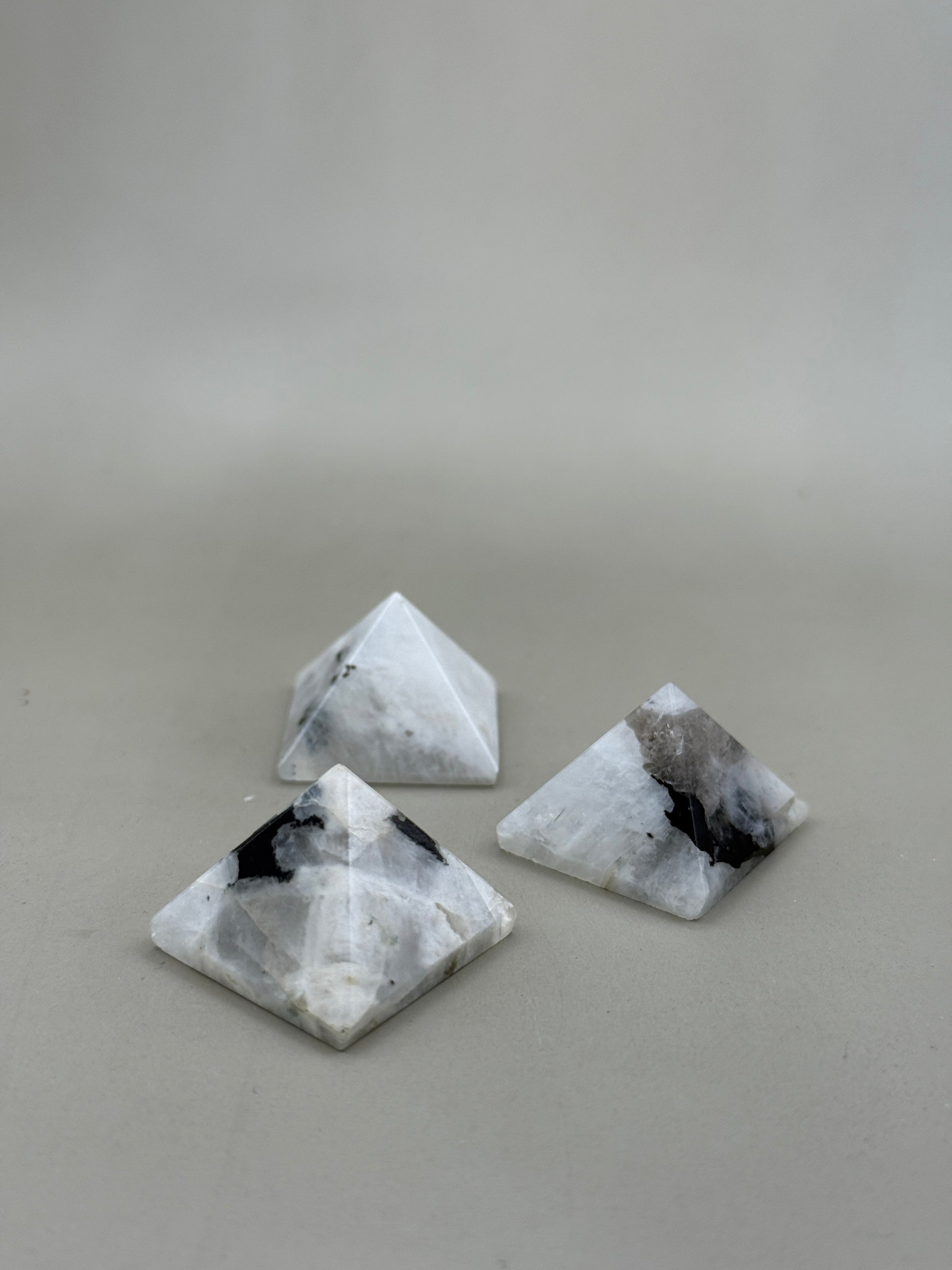 Pirámide de mineral Piedra Luna