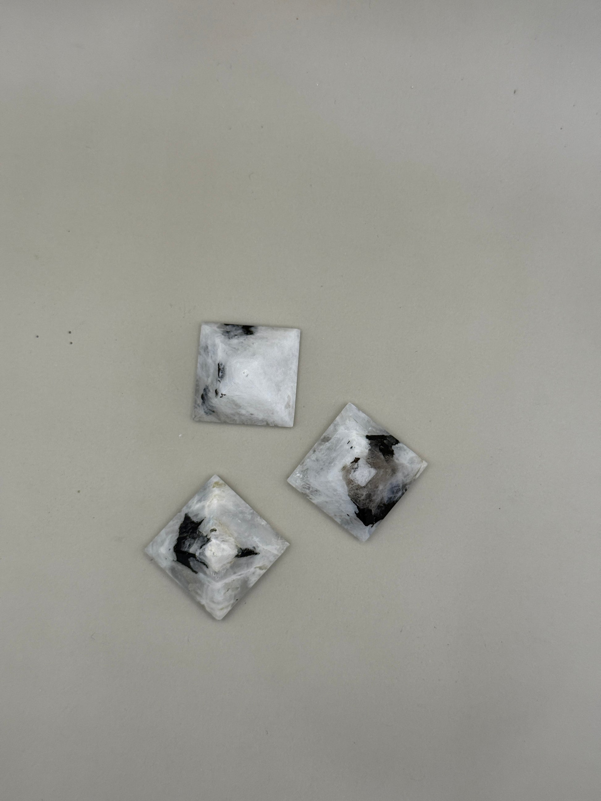 Pirámide de mineral Piedra Luna 