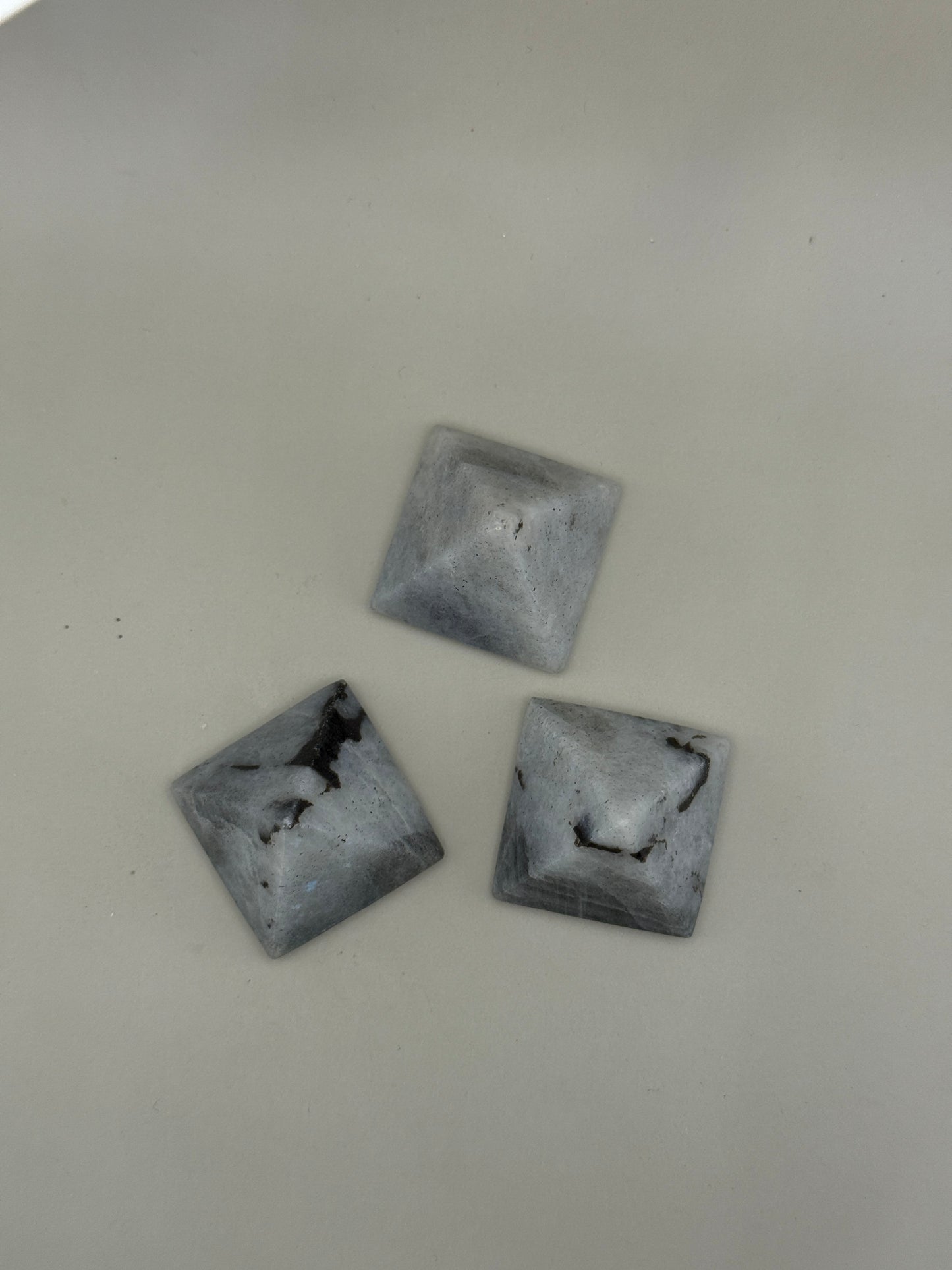 Pirámide de mineral piedra luna