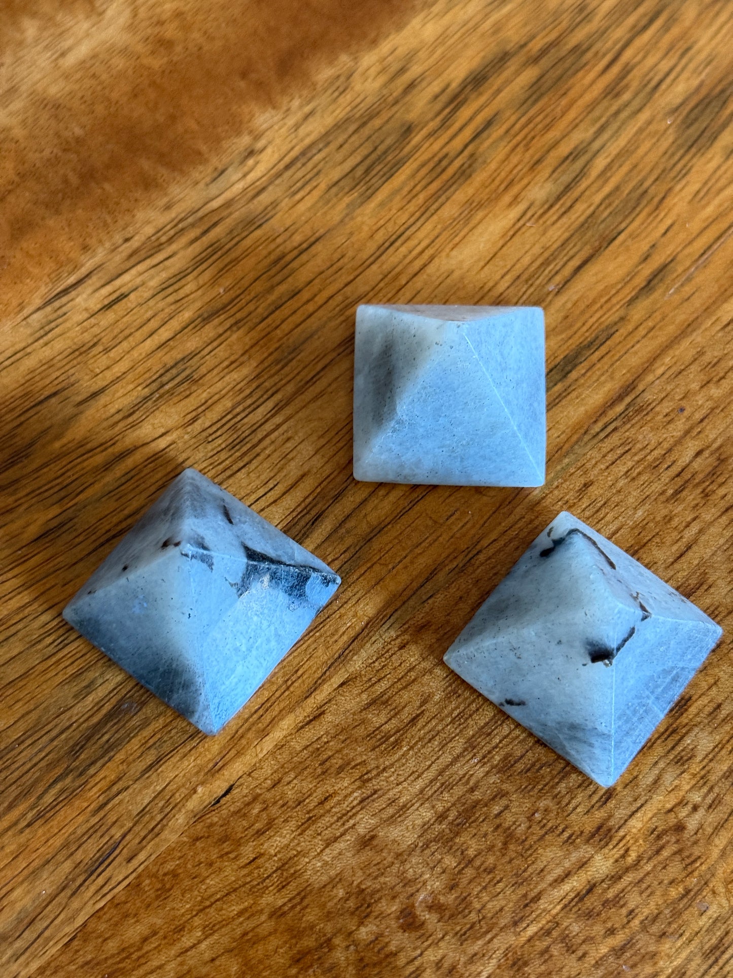 Pirámide de mineral Piedra Luna 