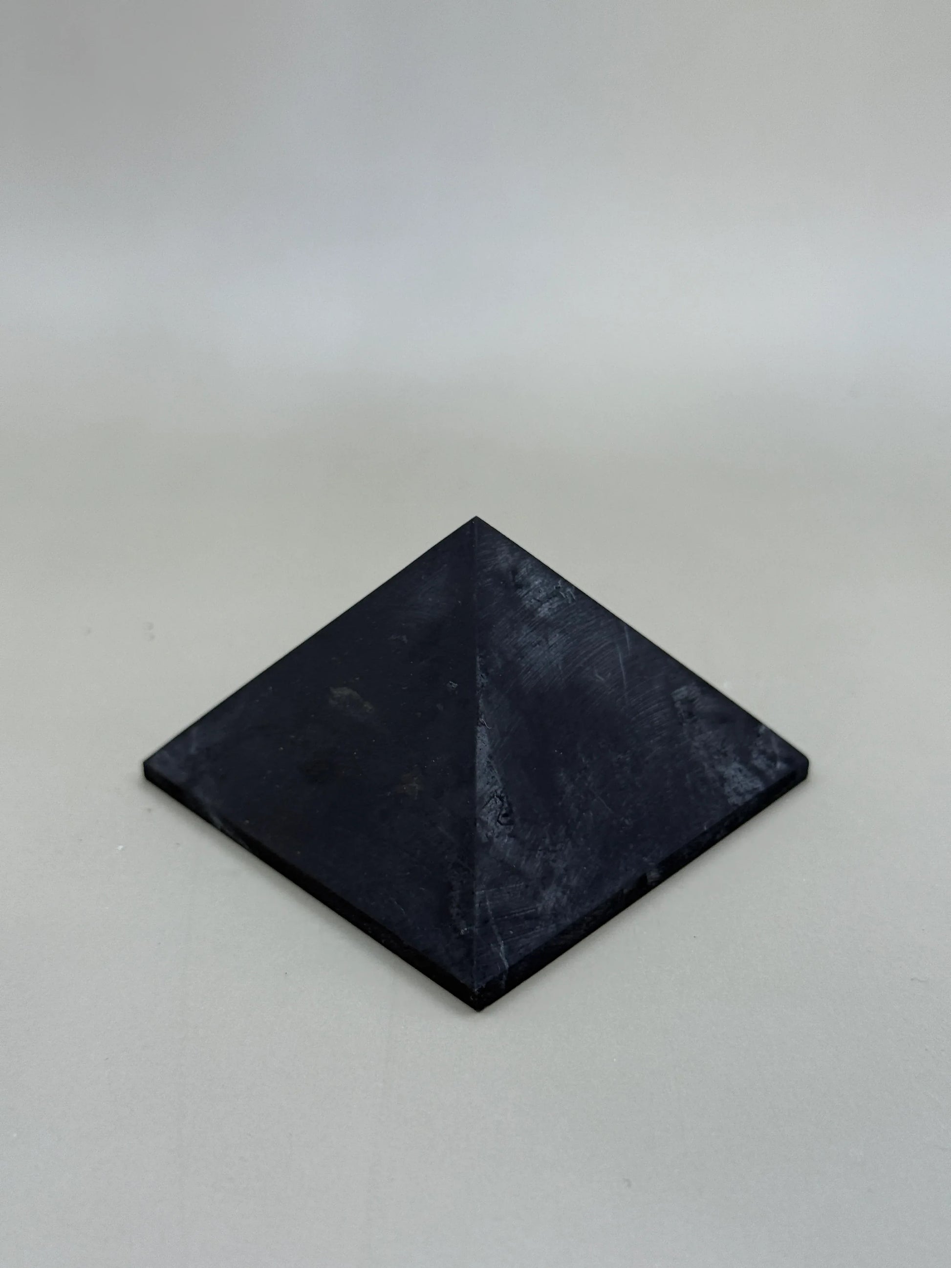 Pirámide de mineral shungita