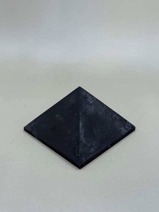 Pirámide de mineral shungita