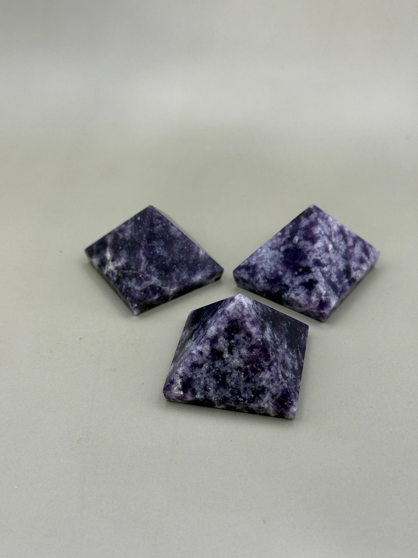 Pirámide mineral de lepidolita