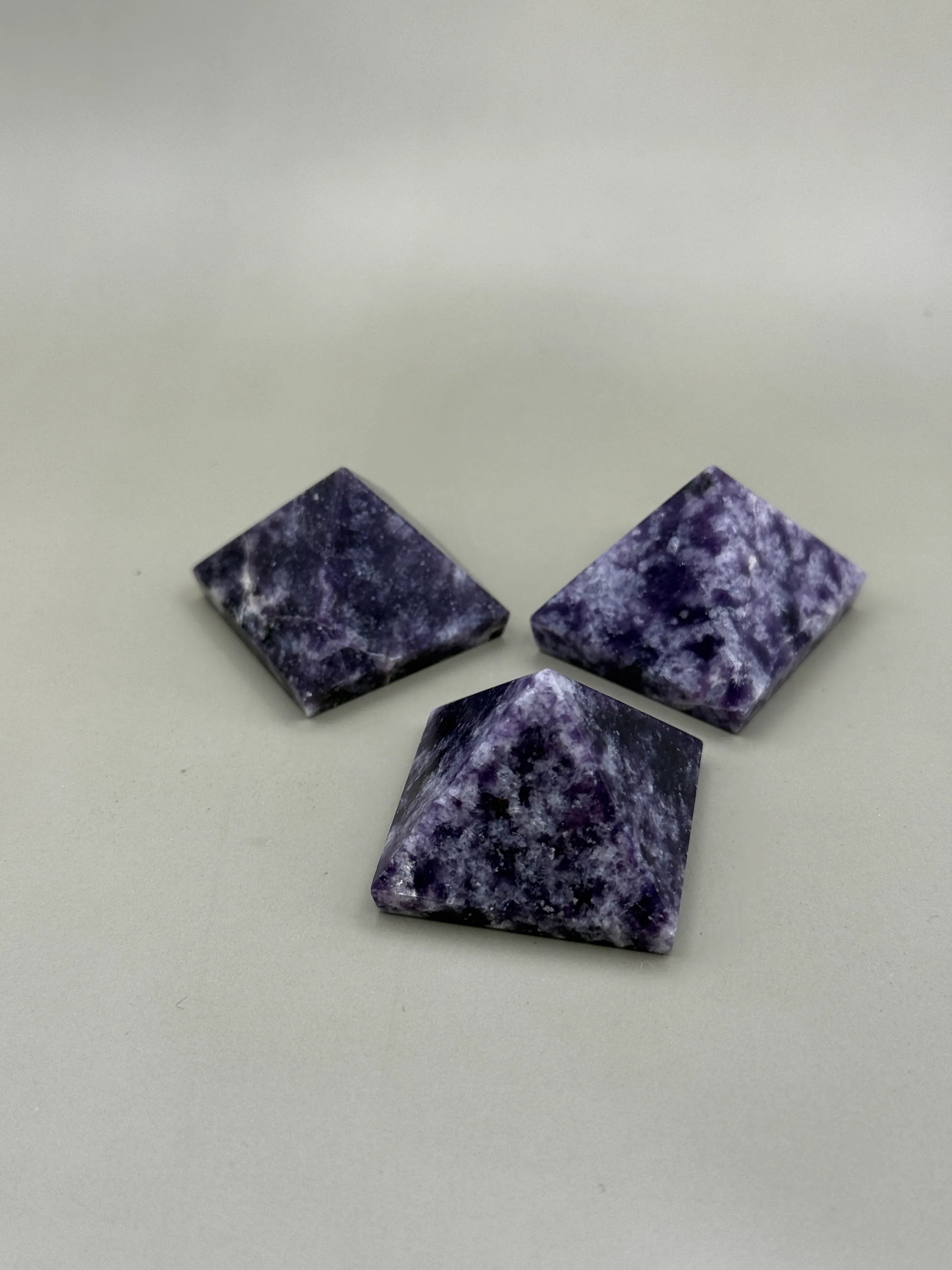 Pirámide mineral de lepidolita