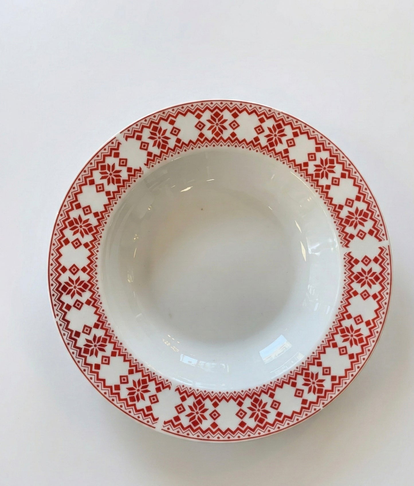 Plato hondo rojo de navidad en porcelana