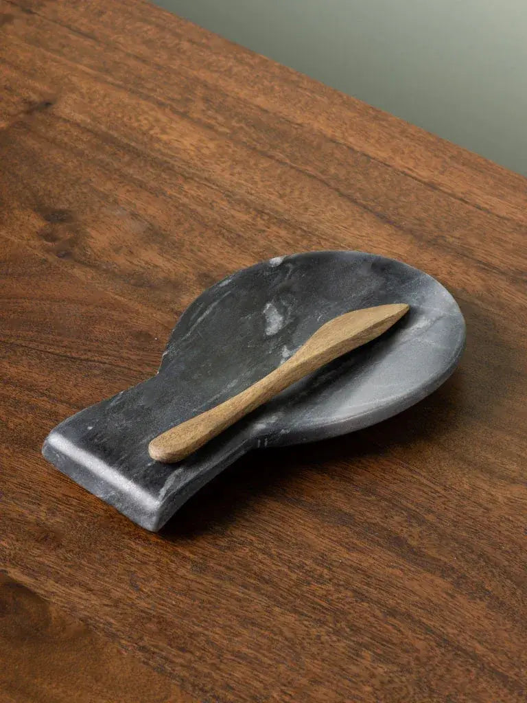 Plato de apoyo para cocina de marmol gris con cuchillo de madera